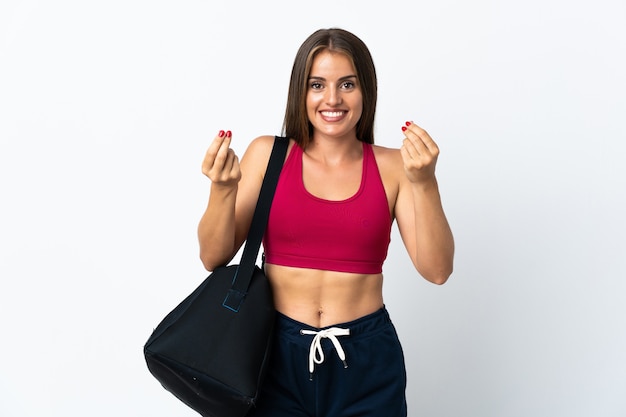 Jovem mulher uruguaia com bolsa esportiva isolada