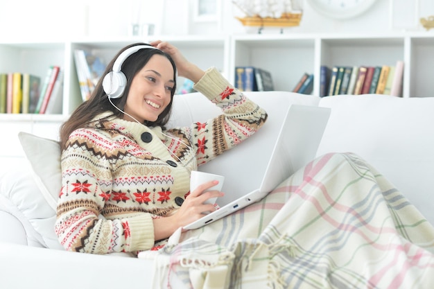 Jovem, mulher, usando, laptop