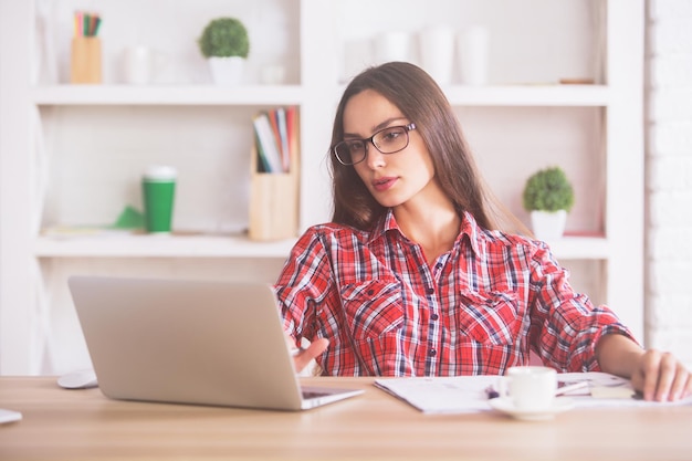 Jovem, mulher, usando, laptop