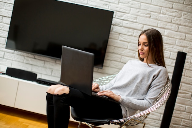 jovem mulher usando o laptop em casa