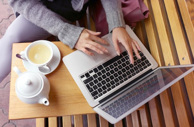 Jovem mulher usando o laptop na mesa