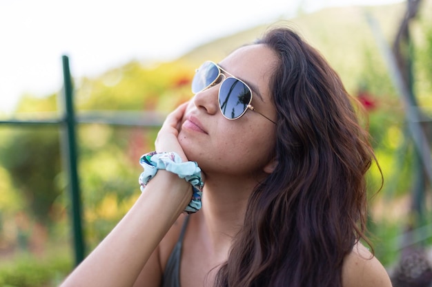 Jovem mulher usando óculos escuros em uma festa