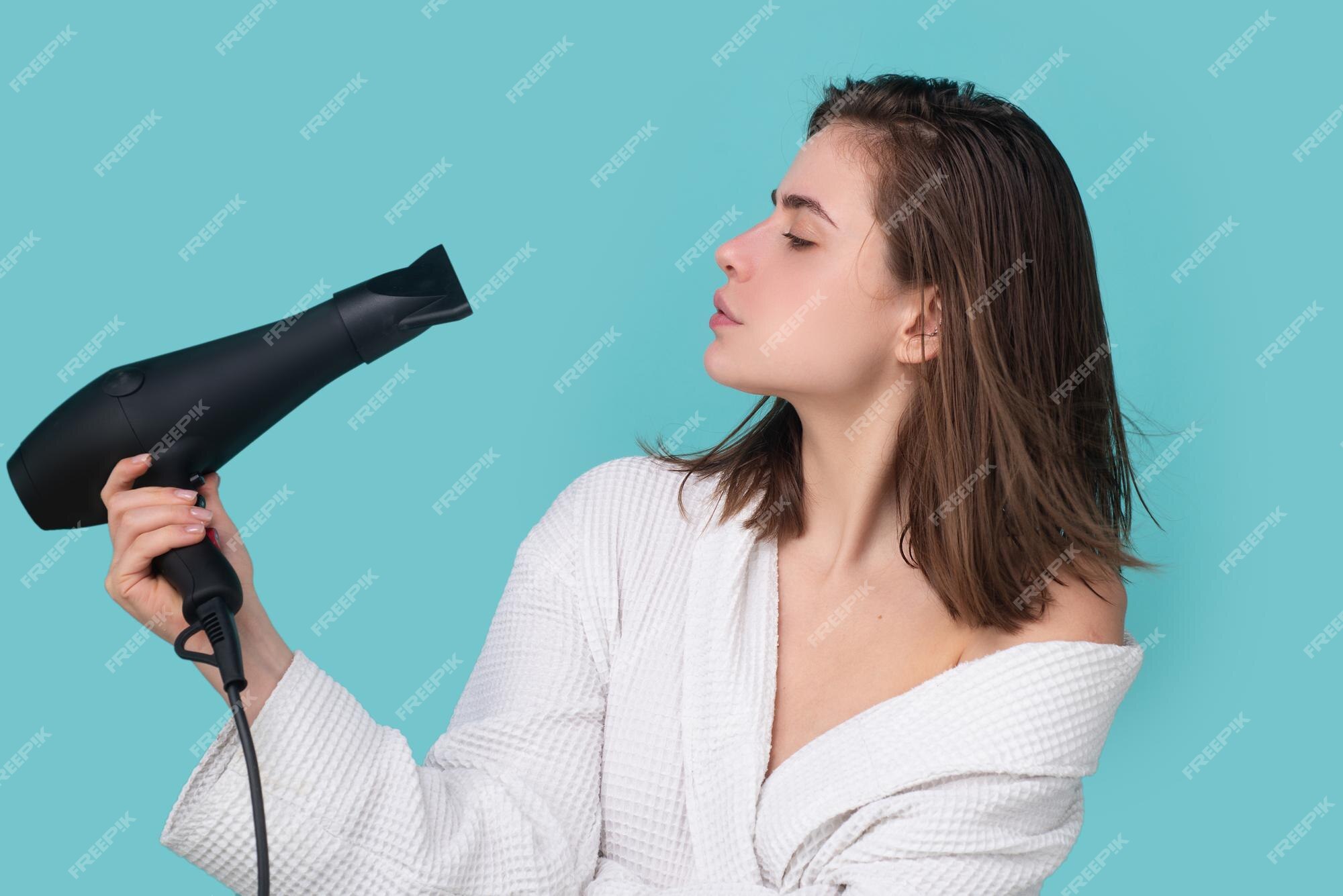 mulher jovem e bonita usando secador de cabelo no salão de cabeleireiro.  close-up do cabelo da mulher no salão de beleza, conceito de penteado  19576794 Foto de stock no Vecteezy