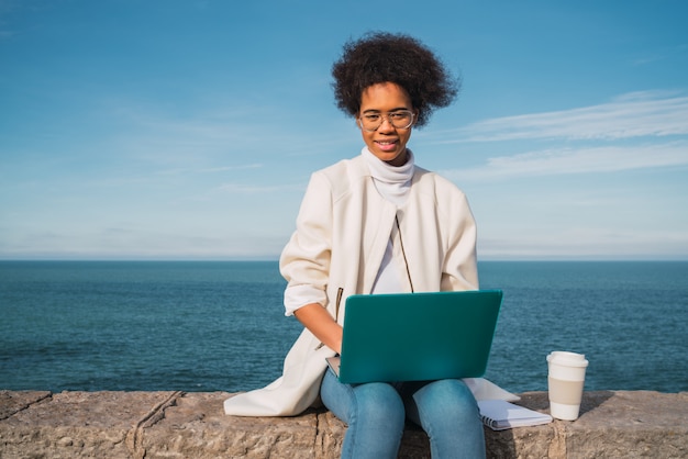 Jovem mulher usando seu laptop.