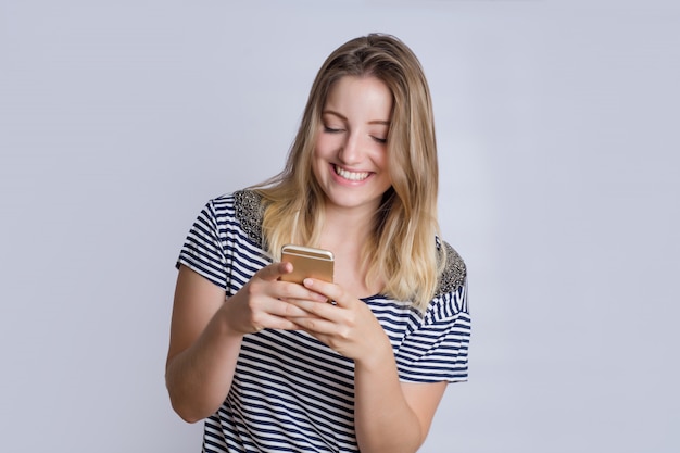 Jovem mulher usando seu smartphone. interior.