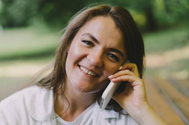 Jovem mulher usando telefone celular O conceito de mobilidade de estilo de vida e tecnologias modernas de comunicação sem fio