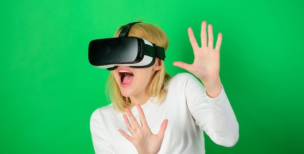 Jovem mulher usando um fone de ouvido de realidade virtual com linhas de rede conceituais. Mulher engraçada experimentando a tecnologia de gadget 3D - close-up. Mulher jovem espantada tocando o ar durante a experiência de RV.