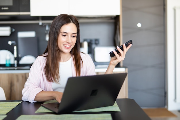 Foto jovem mulher usando um laptop