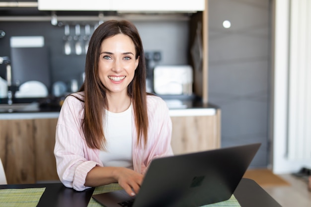 Jovem mulher usando um laptop