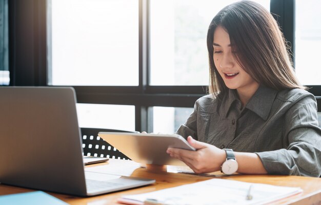 Jovem mulher usar computador tablet para negócios analisar