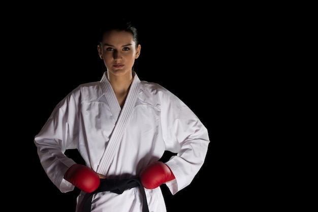 Jovem mulher vestida com fundo preto de quimono tradicional