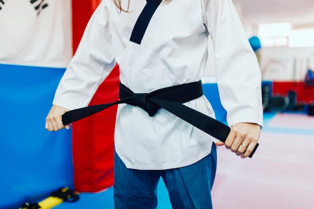 Foto jovem mulher vestida com o fato de taekwondo