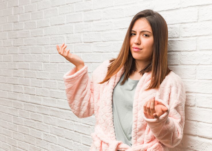 Foto jovem mulher vestindo pijama confuso e duvidoso