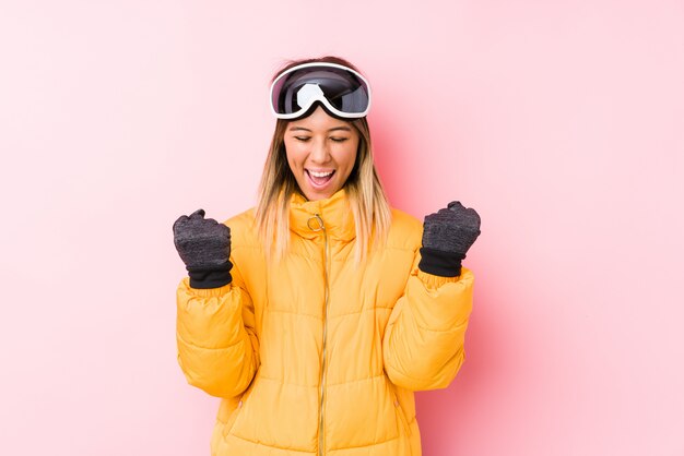 Jovem mulher vestindo um esqui roupas animado
