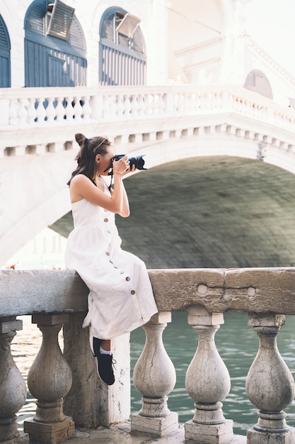 Jovem mulher viaja para itália férias na europa menina aprecia uma bela vista em veneza