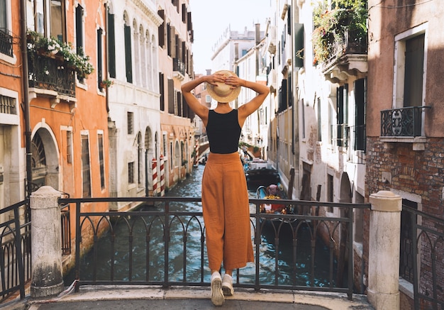 Jovem mulher viaja para Itália Férias na Europa Menina aprecia uma bela vista em Veneza