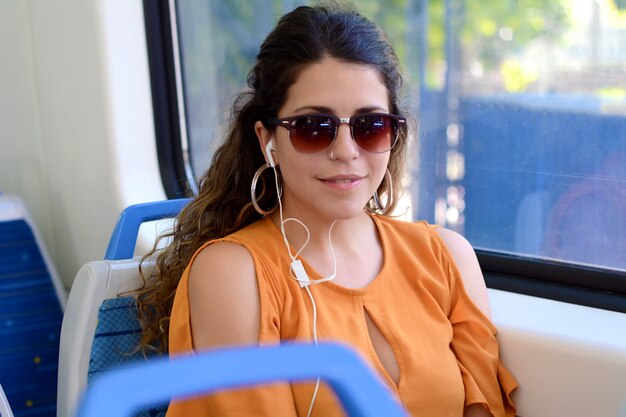 Jovem mulher viajando de trem. Estilo de vida das pessoas.