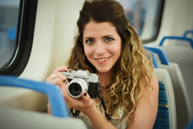 Foto jovem mulher viajando de trem.