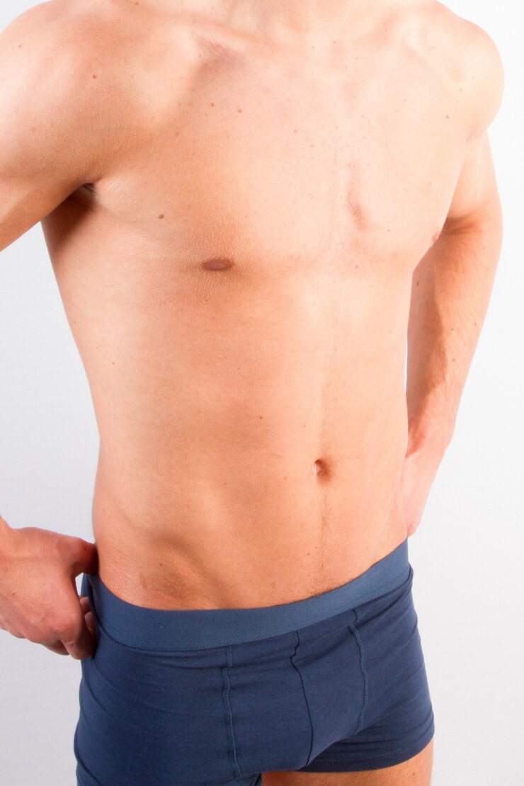 Foto jovem musculoso bonito