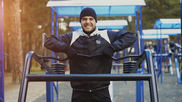 Jovem musculoso fazendo exercício no ginásio ao ar livre em winter park