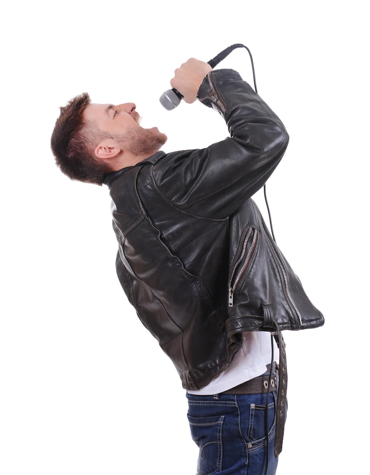 Foto jovem músico cantando isolado no branco