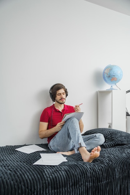 Jovem músico estudando e compondo novas músicas