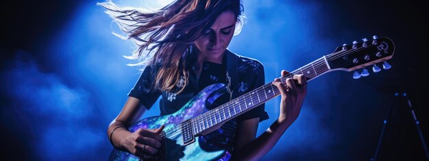 Jovem músico feminino tocando guitarra em um concerto de rock