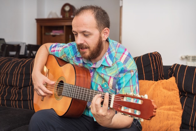 Jovem músico tocando violão