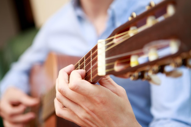 Jovem músico tocando violão