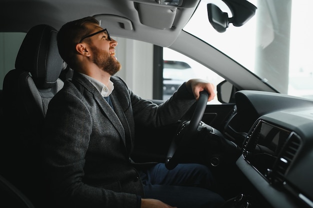 Jovem na concessionária de carros