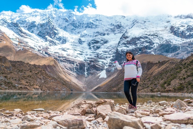 jovem na lagoa Humantay, Cusco