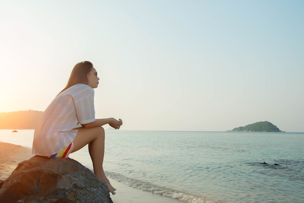 Jovem na praia e estar triste com o conceito