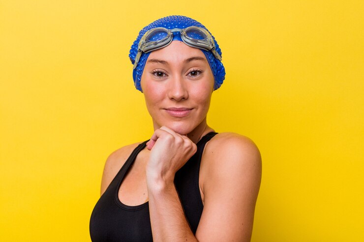 Foto jovem nadadora australiana isolada em fundo amarelo