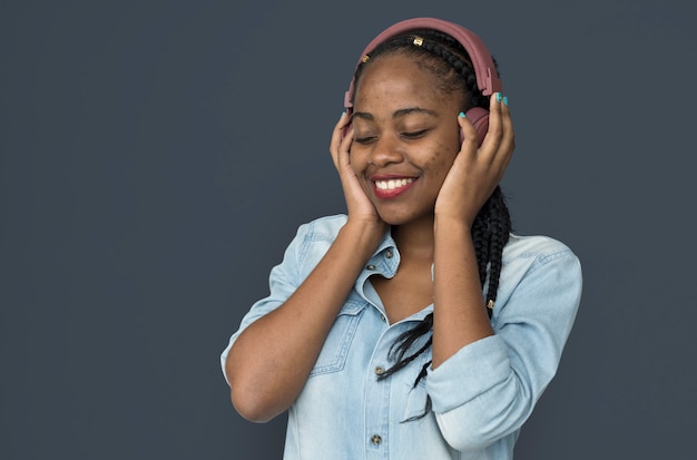 Jovem negra a ouvir auscultadores de música