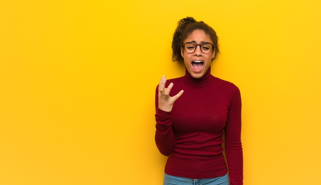 Jovem negra afro-americana com olhos azuis muito assustada e com medo