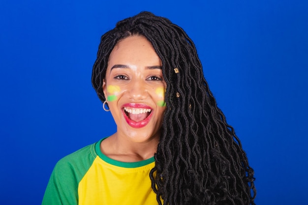 Jovem negra brasileira fã de futebol closeup foto de dentes sorridentes