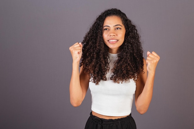 Jovem negra brasileira nervosa com raiva