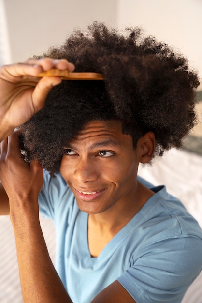 Foto jovem negra cuidando do cabelo afro