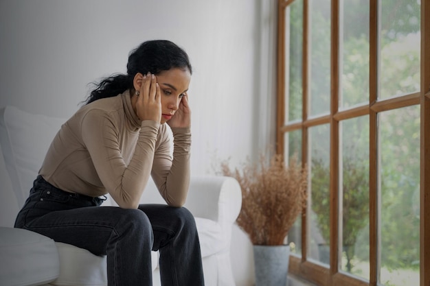 Jovem negra deprimida com problema de saúde mental em mente precisa de tratamento crucial para pensar demais, fadiga, pensamento perturbador, ansiedade dissocial e outros transtornos de saúde mental