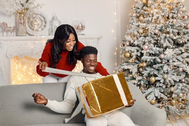Jovem negra faz uma surpresa para o namorado na véspera de natal
