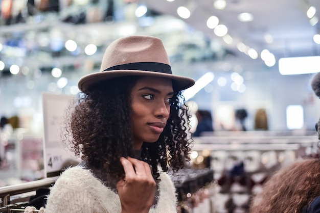 Jovem negra fazendo compras em uma loja