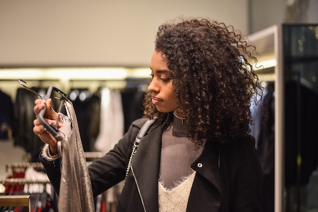 Foto jovem negra fazendo compras em uma loja