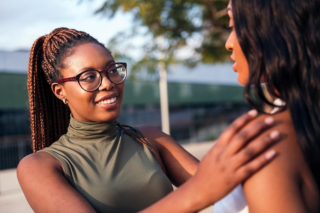 Jovem negra pega pelos ombros e olha com amor para seu amigo conceito de amizade