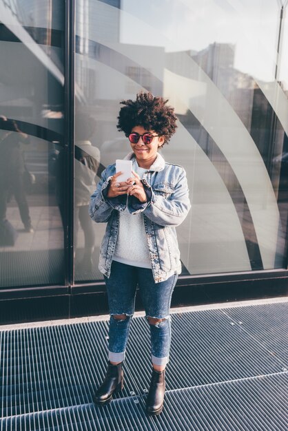 Jovem negra que toma um selfie