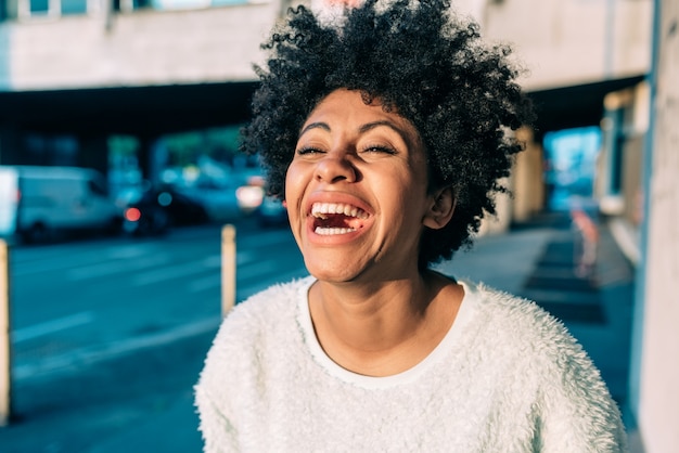 Jovem negra se divertindo