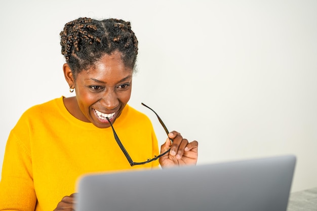 Jovem negra teletrabalho de casa