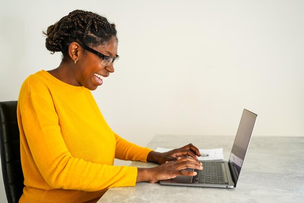 Jovem negra teletrabalho de casa