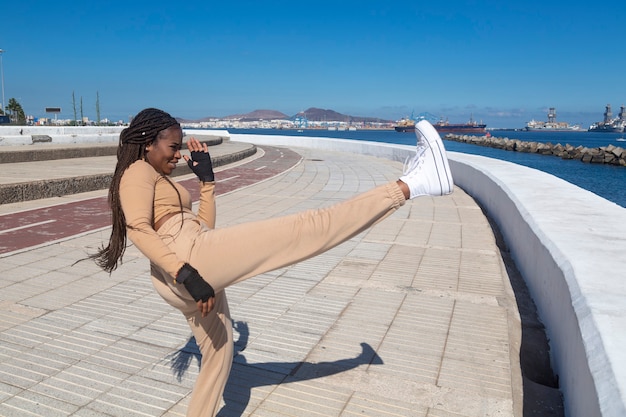 Jovem negra treinando ao ar livre