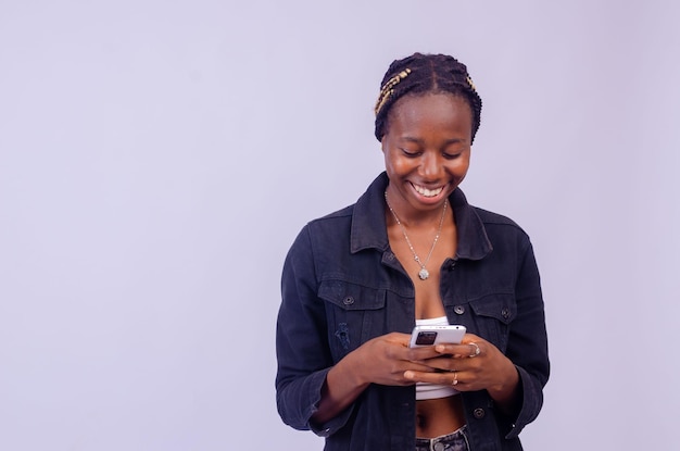 Jovem negra usando o telefone