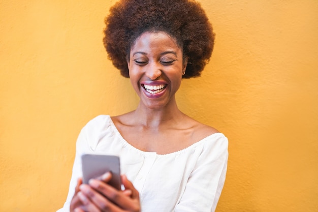 Jovem negra usando telefone celular inteligente